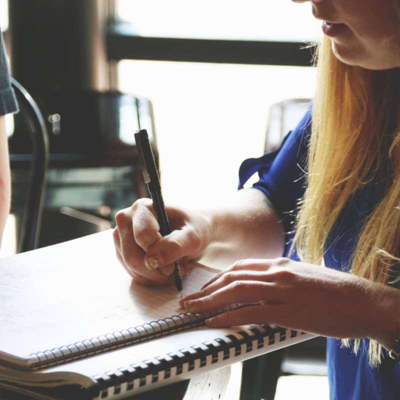 Optimisez la gestion de vos recrutements grâce à un ATS intégré qui centralise toutes les candidatures en un seul endroit.